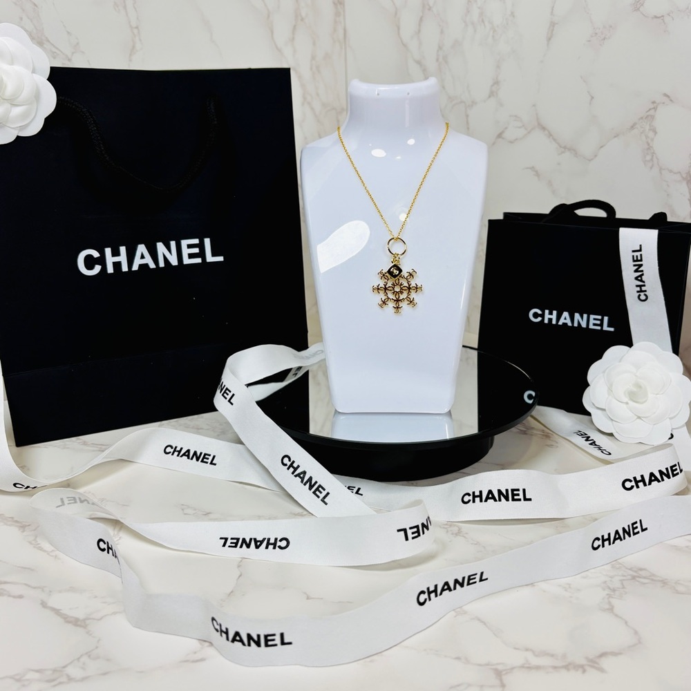 A-1DC-37: CHANEL Limited Edition Snowflake Charm Pendant on Golden Chain, NWOT - Picture 4 of 6